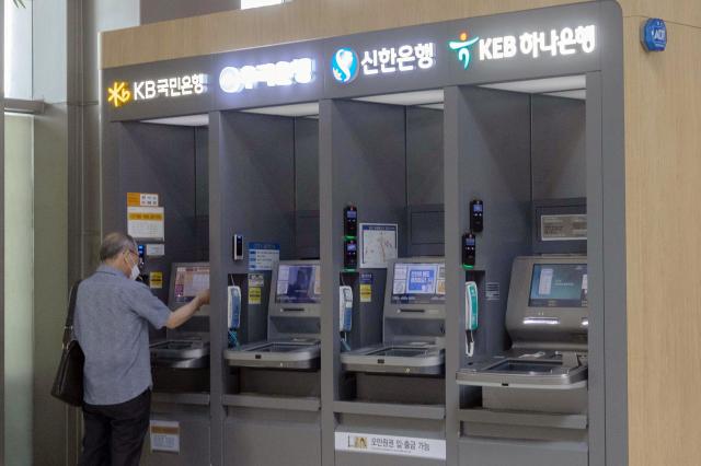 서울 시내에 설치돼 있는 주요 은행 현금자동입출금기ATM 사진아주경제DB