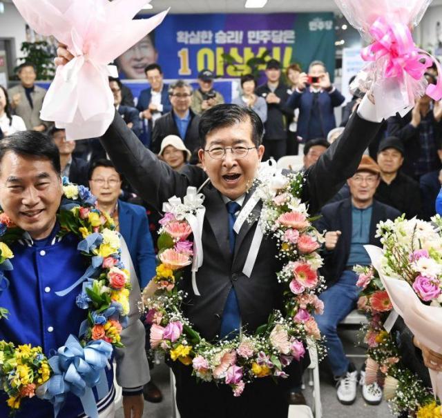 제22대 국회의원선거 용인갑에 출마한 더불어민주당 이상식 의원이 11일 경기 용인시 선거사무소에서 당선이 확실시되자 꽃다발을 들고 기뻐하고 있다 사진연합뉴스

