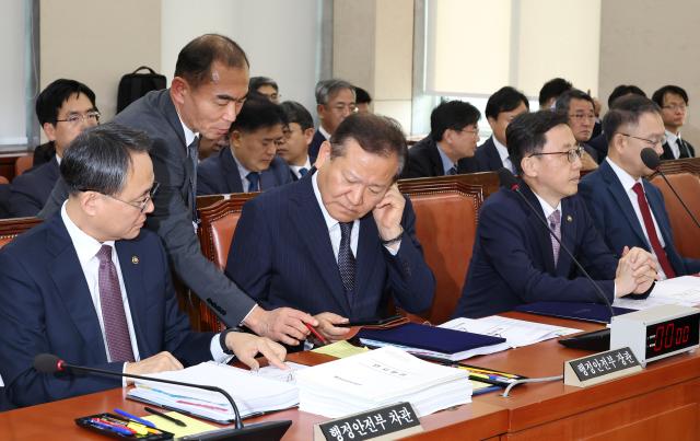 7일 오전 열린 서울 여의도 국회 행정안전위원회의 행정안전부 인사혁신처 등의 국정감사에서 이상민 행정안전부 장관가운데이 관계자와 자료를 살피고 있다 사진연합뉴스