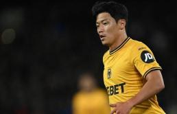 황희찬에게 재키 찬 인종차별 발언 쿠르토, FIFA로부터 10경기 출장 정지