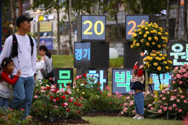 지난 6일 경기 남양주시 다산중앙공원에서 열린 ‘2024 경기정원문화박람회’를 찾은 아버지와 딸이 정원 작품을 감상하고 있다사진남양주시