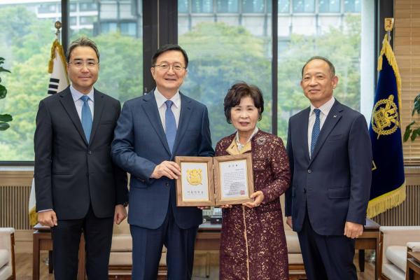 최현규 한국콜마 대표이사 김성애 여사 유홍림 서울대학교 총장 허현행 한국콜마 부사장우측부터이 서울대학교 인문대학 발전기금 기부 행사를 가진 뒤 기념 사진을 촬영하고 있다
사진한국콜마