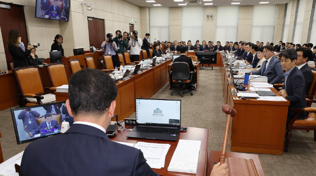 지난 7일 오전 열린 서울 여의도 국회 행정안전위원회의 행정안전부 인사혁신처 등의 국정감사에서 더불어민주당 소속 신정훈 위원장이 의사봉을 두드리고 있다