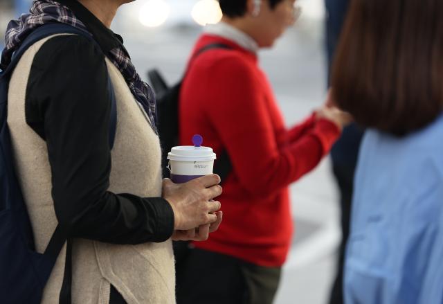 따뜻한 음료 필요한 날씨
    서울연합뉴스 김성민 기자  절기상 찬 이슬이 맺히기 시작한다는 한로인 8일 오전 서울 종로구 광화문광장 인근에서 한 시민이 음료를 들고 있다 2024108
    ksm7976ynacokr2024-10-08 143038
저작권자 ⓒ ㈜연합뉴스 무단 전재 재배포 금지 AI 학습 및 활용 금지저작권자 ⓒ ㈜연합뉴스 무단 전재 재배포 금지 AI 학습 및 활용 금지