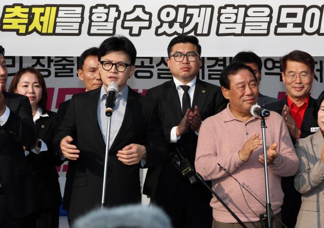 한동훈 국민의힘 대표가 8일 오후 세종시청 앞에서 단식 농성을 벌이고 있는 최민호 세종시장의 지지를 호소하고 있다 최 시장은 자신의 핵심 공약인 정원도시박람회와 빛 축제 개최를 위한 예산안 통과를 촉구하며 지난 6일부터 시청 앞에서 단식농성을 벌이고 있다 사진연합뉴스