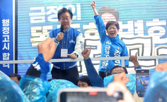 이재명 더불어민주당 대표가 3일 오후 도시철도 부산대역 인근에서 금정구청장 보궐선거에 출마한 김경지 후보 지원 유세를 하고 있다 사진연합뉴스