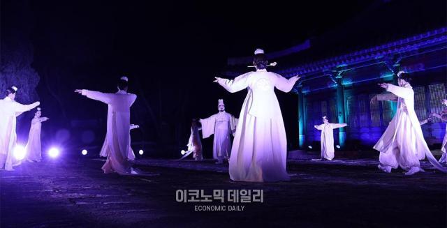 8일 밤 홍릉애서 진행된  ‘미리보는 조선왕릉축전’ 신들의 정원 공연장면 사진박명섭 기자