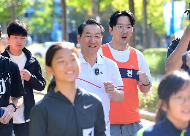 유정복 인천광역시장이 9일 건강도시 인천 달려라에서 참가 시민들과 중앙공원 일대를 달리고 있다 사진인천시