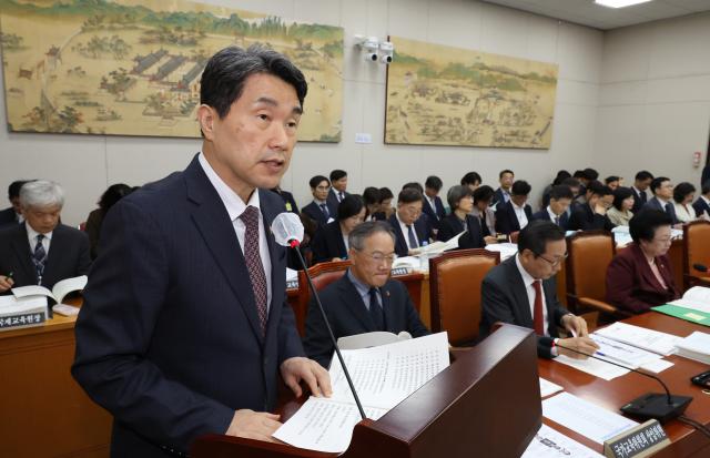 8일 오전 열린 국회 교육위원회의 교육부 국가교육위원회 등의 국정감사에서 이주호 사회부총리 겸 교육부 장관이 업무 보고를 하고 있다 2024108 사진연합뉴스
    