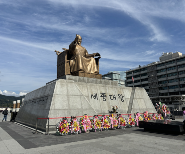 9일 오전 서울 세종대로 광화문광장 세종대왕 동상 앞에 제578돌 맞이 화환이 줄지어 놓여있다 사진안수교 기자 