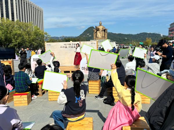 9일 오전 서울 세종대로 광화문광장에서 열린 서울시 제578돌 한글날 기념행사’ 중 ‘도전 한글벨’에 참여한 아이들이 한글 창제 원리 등과 관련한 퀴즈를 맞히고 있다 사진안수교 기자