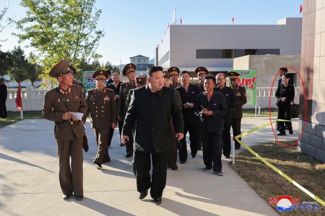 김정은 북한 국무위원장이 평북도 지방공업공장건설장을 찾아 건설사업을 지도했다고 조선중앙통신이 6일 보도했다 사진 오른쪽 끝 인물은 김 위원장의 동생 김여정빨간 동그라미 사진연합뉴스