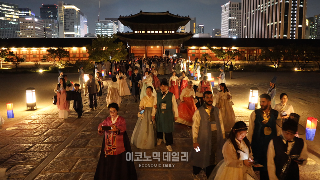 9일 2024 가을 궁중문화축전 경복궁 한복 연향 참가자들이 입장하고 있다 사진박명섭 기자 