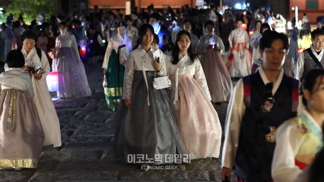 9일 2024 가을 궁중문화축전 경복궁 한복 연향 참가자들이 입장하고 있다 사진박명섭 기자 