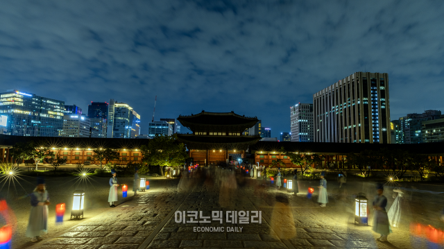 2024 가을 궁중문화축전 경복궁 한복 연향 참가자들이 퇴장하고 있다 사진박명섭 기자