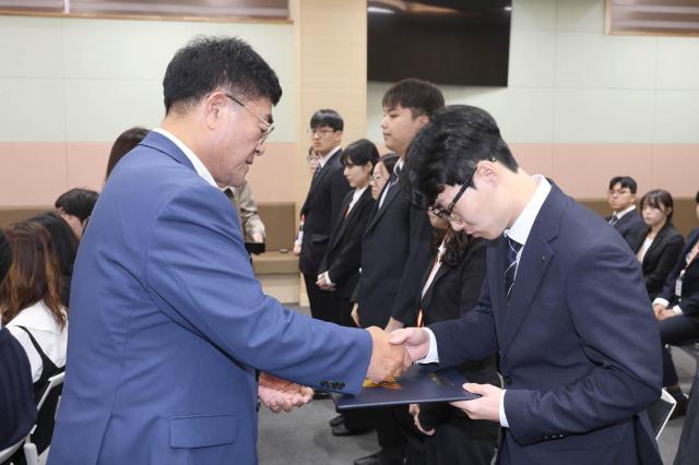 박상수 삼척시장왼쪽이 신규 공무원에게 임용장을 수여하고 있다사진삼척시