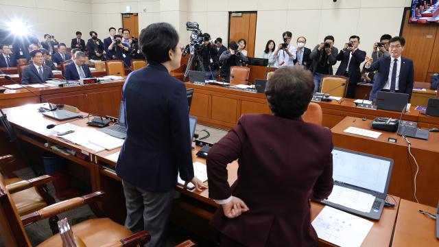 10일 오전 열린 국회 환경노동위원회의 고용노동부 등의 국정감사에서 김문수 고용노동부 장관의 일제강점기 선조들의 국적은 일본이라는 인사청문회 발언과 관련한 여야 논쟁으로 정회되고 있다 사진연합뉴스