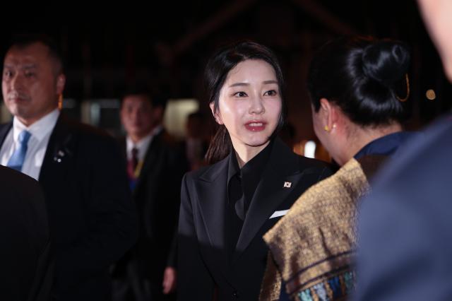 윤석열 대통령의 아세안 정상회의 참석에 동행한 김건희 여사가 지난 9일현지시간 라오스 비엔티안 왓타이 국제공항에 도착해 환영나온 라오스측 인사와 대화하고 있다 사진연합뉴스
