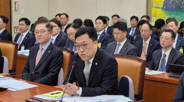 김병환 금융위원장이 10일 국회 정무위원회 국정감사에서 질의에 답변하고 있다 사진박성준 기자