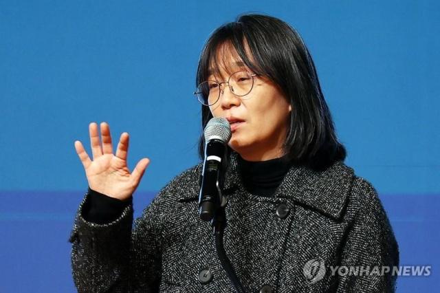 한강 작가가 지난 2023년 11월 광주 서구 김대중컨벤션센터에서 열린 제9회 세계 한글 작가대회에서 강연하는 모습 사진연합뉴스