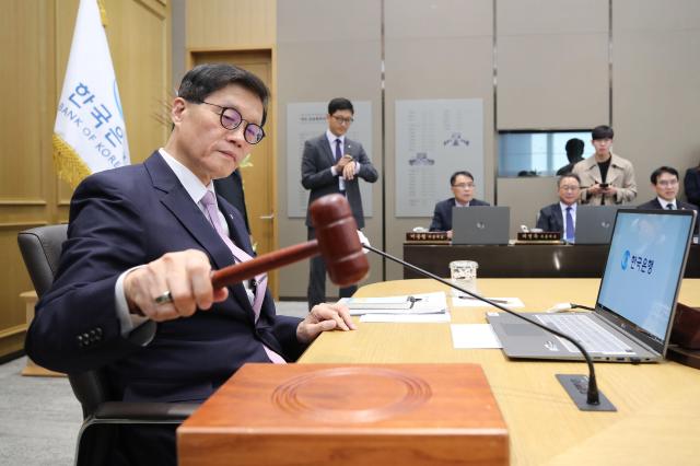 이창용 한국은행 총재가 11일 서울 중구 한국은행에서 열린 금융통화위원회에서 의사봉을 두드리고 있다 사진사진공동취재단
