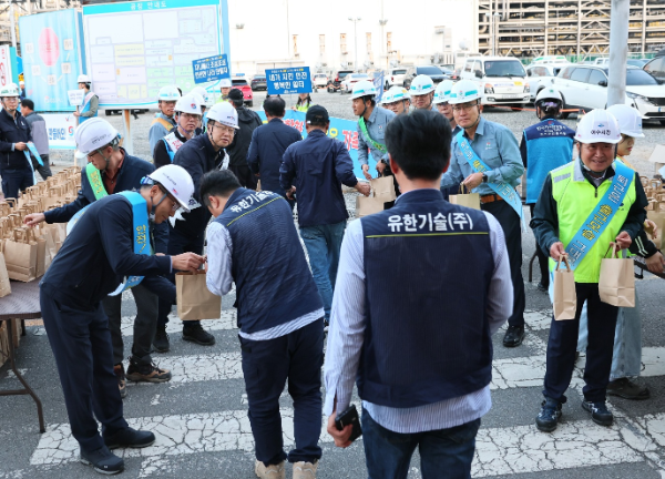 정기명 여수시장을 비롯한 관계자들이 GS칼텍스 여수공장에서 하반기 대정비작업 안전캠페인을 펼치고 있다