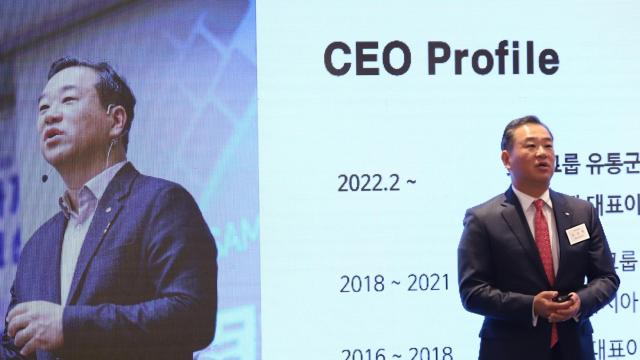 김상현 롯데쇼핑 대표이사 부회장이 11일 CEO IR 데이에서 발언하고 있다 사진롯데쇼핑