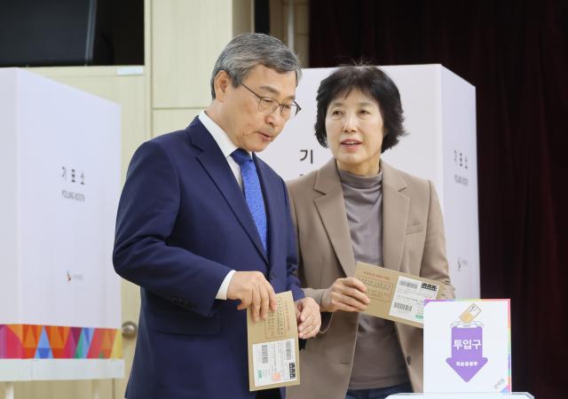 정근식 서울시교육감 후보가 11일 서울 서대문구 북아현동 주민센터에서 부인 은영 씨와 사전투표를 하고 있다 20241011 사진연합뉴스
    