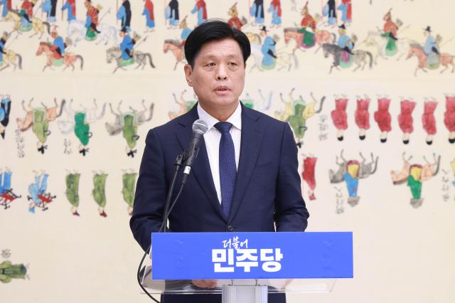 조승래 더불어민주당 수석대변인이 서울 여의도 국회에서 여야 대표회담 관련 브리핑을 하고 있다 사진유대길 기자