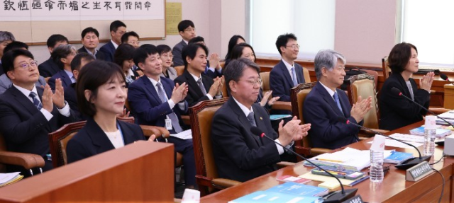 이종석 헌법재판소장이 11일 오전 국회 법제사법위원회의 헌법재판소 등에 대한 국정감사에서 정청래 위원장의 제안으로 위원 증인들과 함께 한강의 노벨문학상 수상을 축하하는 박수를 치고 있다 사진연합뉴스