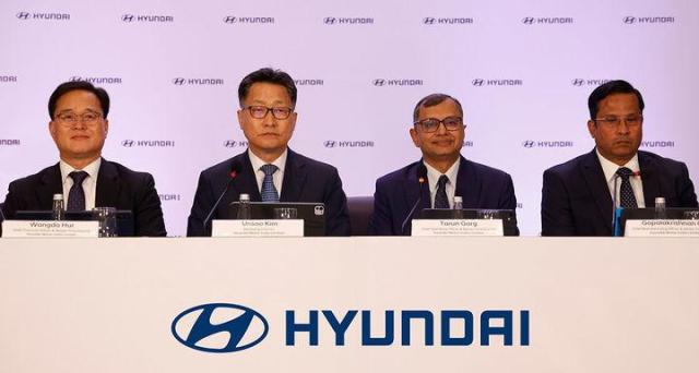 Từ trái sang Heo Wang-do Giám đốc tài chính CFO của Hyundai Motor Ấn Độ Kim Eon-soo Giám đốc Hyundai Motor Ấn Độ khu vực Châu Á và Trung Đông Tarun Garg Giám đốc điều hành COO của Hyundai Motor Ấn Độ và Gopalankrishnan CS Giám đốc sản xuất của Hyundai Motor Ấn Độ ẢnhHyundai Motor Ấn Độ