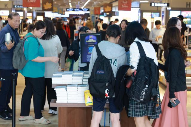 11일 오후 서울 종로구 교보문고 광화문점에서 시민들이 노벨 문학상을 수상한 소설가 한강의 책을 고르고 있다 20241011사진유대길 기자 dbeorlf123ajunewscom