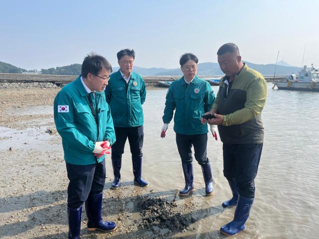 전형식 정무부지사사진 왼쪽 서산시 가로림만 바지락 피해발생 어장 현장 방문 모습사진충남도