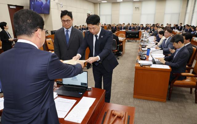 7일 오전 열린 국회 행정안전위원회의 행정안전부 인사혁신처 등의 국정감사에서 더불어민주당 소속 신정훈 위원장이 대통령 관저 불법증축 및 구조공사와 관련한 증인인 김태영·이승만 21그램 대표를 출석시키기 위한 동행명령장을 발부하고 있다 사진연합뉴스