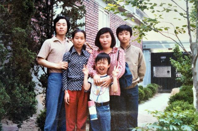 소설가 한강이 한국 작가 최초로 노벨 문학상 수상의 영예를 안았다

한강의 아버지인 소설가 한승원은 11일 자신의 집필실인 전남 장흥군 안양면 해산 토굴 정자에서 기자들과 만나 소회를 밝히고 한강왼쪽 두 번째의 성장기 시절이 담긴 가족사진을 공개했다 사진연합뉴스