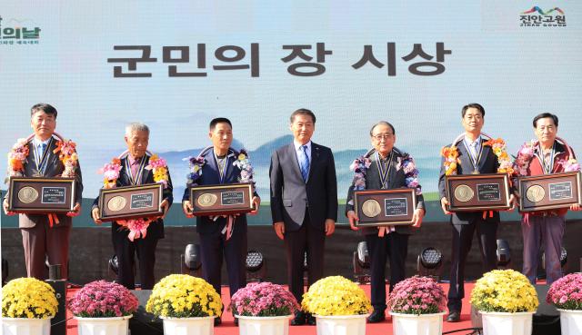 제62주년 진안군민의 날 및 군민화합체육대회에서 전춘성 군수가운데와 군민의 장 수상자가 포즈를 취하고 있다사진진안군