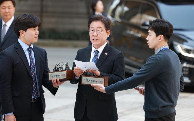 이재명 더불어민주당 대표가 제22대 총선을 하루 앞둔 9일 오전 서울 서초구 서울중앙지방법원에서 열리는 대장동 배임·성남FC 뇌물 관련 특정범죄가중처벌등에관한법률위반뇌물 등 공판에 출석하며 기자회견을 하고 있다 20240409사진유대길 기자 dbeorlf123ajunewscom