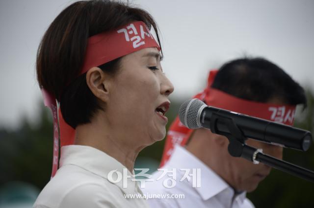 김은경 군여성단체협의회수석부회장이 정상철 군이장협의회장과 함께 지난 11일 오전 10시 30분 강원 화천군 하남면 생활체육공원에서 용화축전 개회식 직후 열린 화천댐 용수 반도체 산단 공급 결정 반대 범국민 결의대회와 관련 성명서를 낭독하고 있다사진박종석 기자