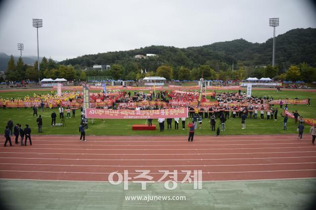 화천군과 지역사회단체 군민들이 지난 11일 오전 10시 30분 강원 화천군 하남면 생활체육공원에서 화천댐 용수를 용인 반도체 산단에 공급한다는 정부의 일방적 결정에 대해 반대 입장을 분명히 했다사진박종석 기자