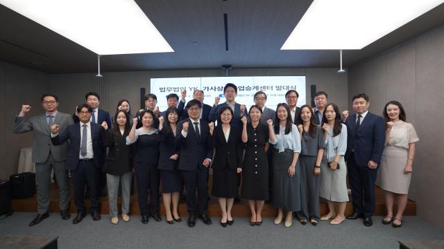 지난 8월 14일 법무법인 YK는 강남 주사무에서 가사상속가업승계센터 발대식을 가졌다 센터를 이끄는 배인구 대표변호사앞줄 왼쪽에서 7번째와 YK 소속 변호사 및 직원들이 센터 발대식 이후 기념사진을 촬영하고 있다 사진연합뉴스