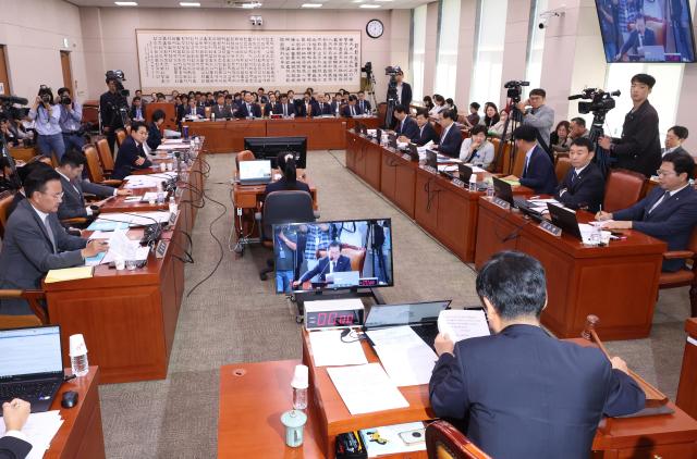 8일 국회에서 열린 법제사법위원회의 법무부 등에 대한 국정감사에서 박성재 법무부 장관이 더불어민주당 전현희 의원의 김건희 여사 의혹과 관련된 질의를 듣고 있다 사진연합뉴스 