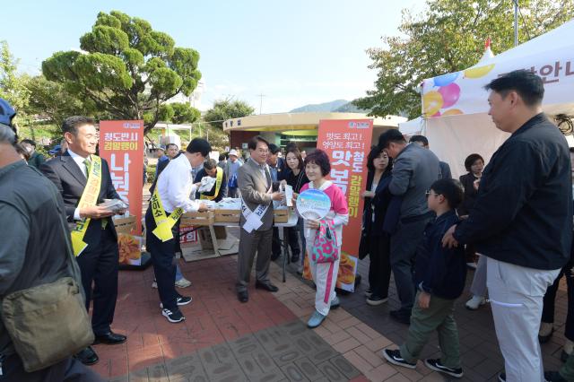 2024 반시축제에서 김하수 청도군수가 축제를 홍보하고 있다사진청도군