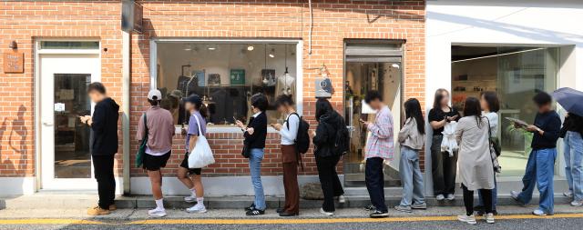 11일 오후 소설가 한강이 대표로 있는 서울 종로구 독립서점 책방오늘 앞에 영업 시작을 기다리는 시민들이 줄을 서고 있다 사진연합뉴스