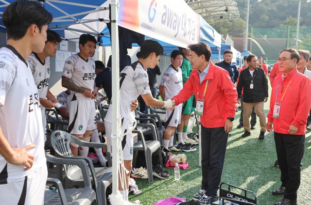 김진태 강원도지사가 축구 선수단을 격려하고 있다 사진강원도