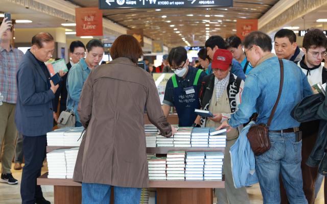 11일 오후 서울 종로구 교보문고 광화문점에서 시민들이 노벨문학상을 수상한 한강 작가의 책을 고르고 있다 사진유대길 기자