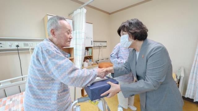 강정애 국가보훈부 장관이 지난 9월 19일 오후 경기도 남양주보훈요양원에 방문해 입원 중인 국가유공자들을 만나 위문하고 있다 사진국가보훈부 제공
