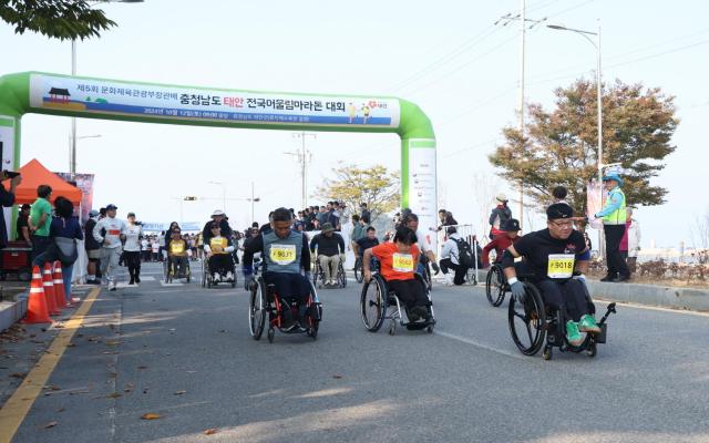 12일 태안군 안면읍 꽃지해수욕장 일원에서 펼쳐진 전국어울림마라톤대회 모습사진태안군