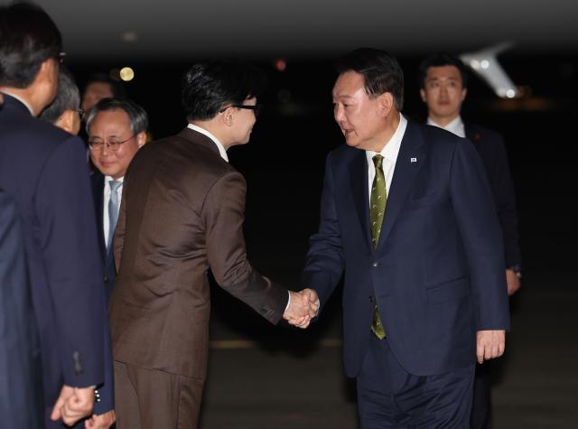 윤석열 대통령이 11일 성남 서울공항에서 필리핀 싱가포르 국빈 방문 및 라오스 아세안 정상회의를 마치고 귀국하며 마중 나온 국민의힘 한동훈 대표와 악수하고 있다 사진연합뉴스