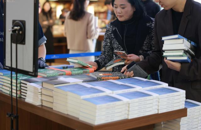 11일 오후 서울 종로구 교보문고 광화문점에서 시민들이 노벨 문학상을 수상한 소설가 한강의 책을 고르고 있다 20241011사진유대길 기자 dbeorlf123ajunewscom