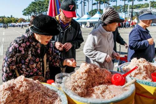 ‘제17회 마포나루 새우젓 축제’가 18일부터 20일까지 3일간 월드컵공원 평화광장 일대에서 열린다 지난해 새우젓축제 현장 사진마포구